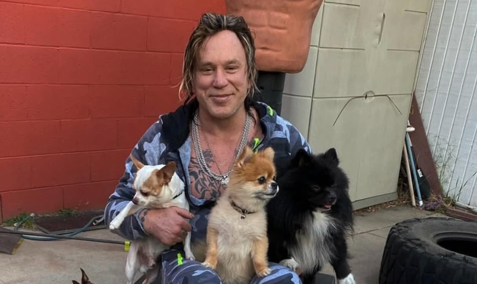 Vysťahovali ho z domu! Hviezdny herec napriek tomu zúri, že sa mu zbierali ľudia na nájom!