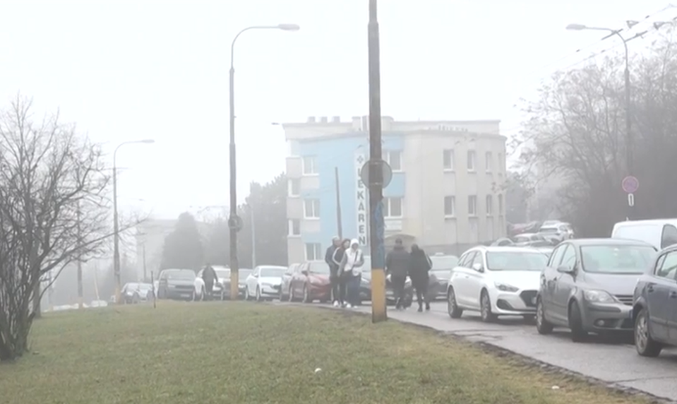 Nedostatok parkovania na Kramároch pri nemocnici: Vodiči stoja na chodníkoch a platia pokuty