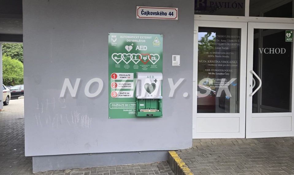 Zo zdravotníckeho strediska v Nitre zmizol defibrilátor