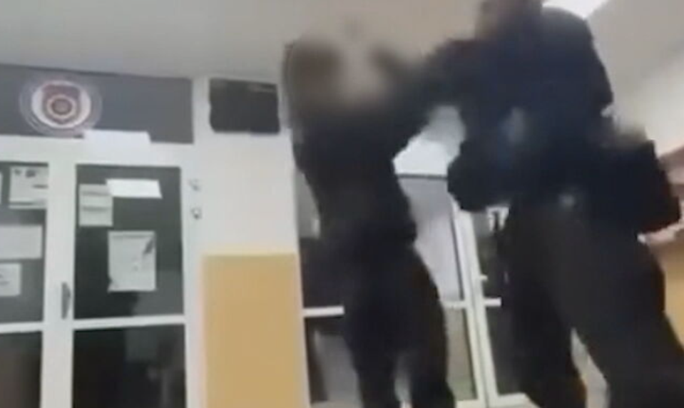 Šokujúce video z policajnej stanice: Policajt dal 15-ročnému chlapcovi niekoľko faciek