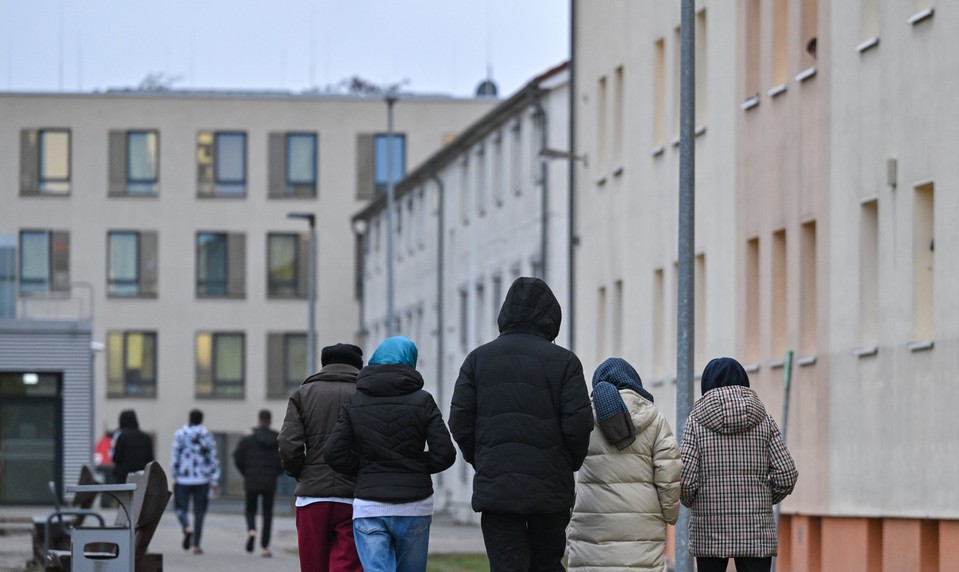 Kto získa azyl, mal by platiť za ubytovanie a stravu, navrhuje britská vláda