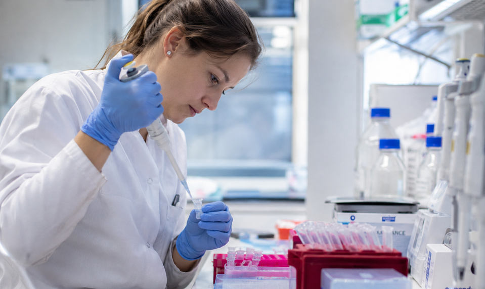 Oxfordská univerzita a Moderna spúšťajú testovanie vakcíny, ktorá by mohla zabrániť rakovine