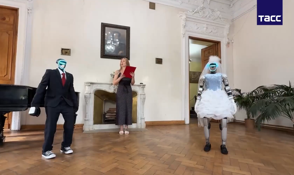 V Moskve sa konala svadba robotov. Humanoidní partneri si vymenili manželské sľuby