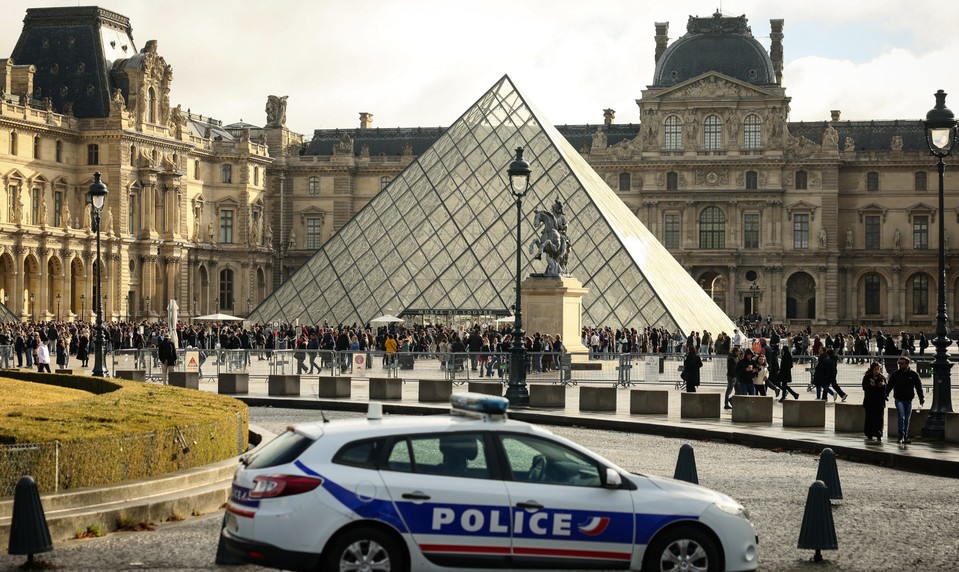 Lupiči z Louvru čiastočne priznali vinu. Polícia po šperkoch za desiatky miliónov eur stále pátra