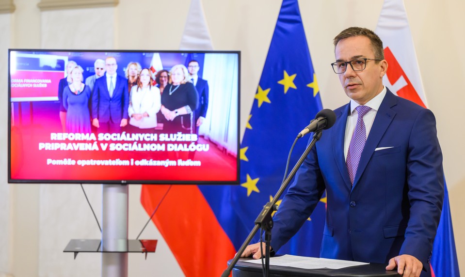 Vláda schválila zákon o príspevku na pomoc pri odkázanosti. Čo sa zmení?