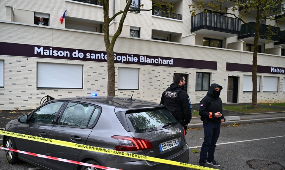 Streľba na predmestí Paríža: Jeden človek zomrel, ďalší štyria sú zranení