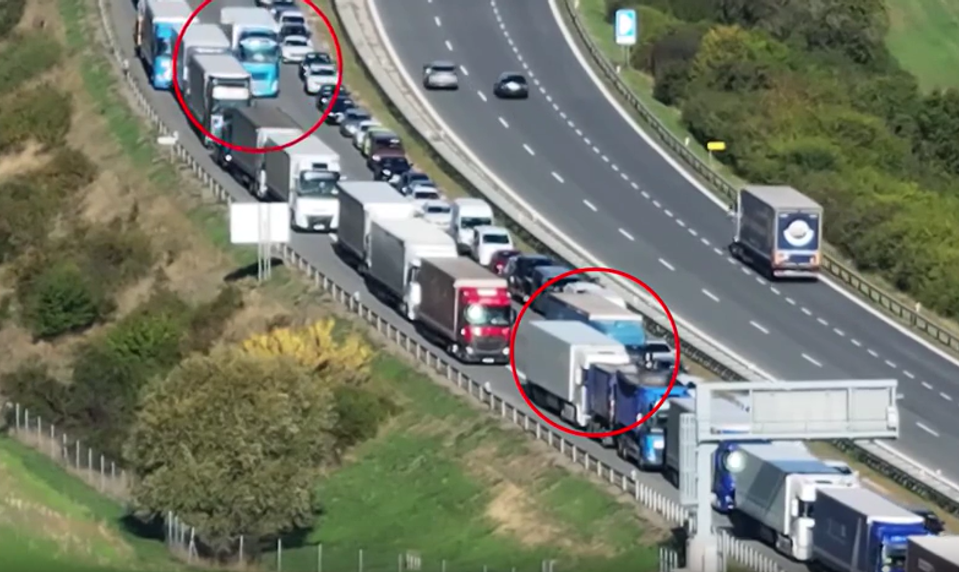 VIDEO: Kamionisti obiehali kolónu cez záchranársku uličku. Netušili, že ich sleduje dron