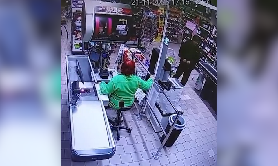 Uznesenie opisuje agresorove správanie pred útokom. On však tvrdí, že nič neukradol