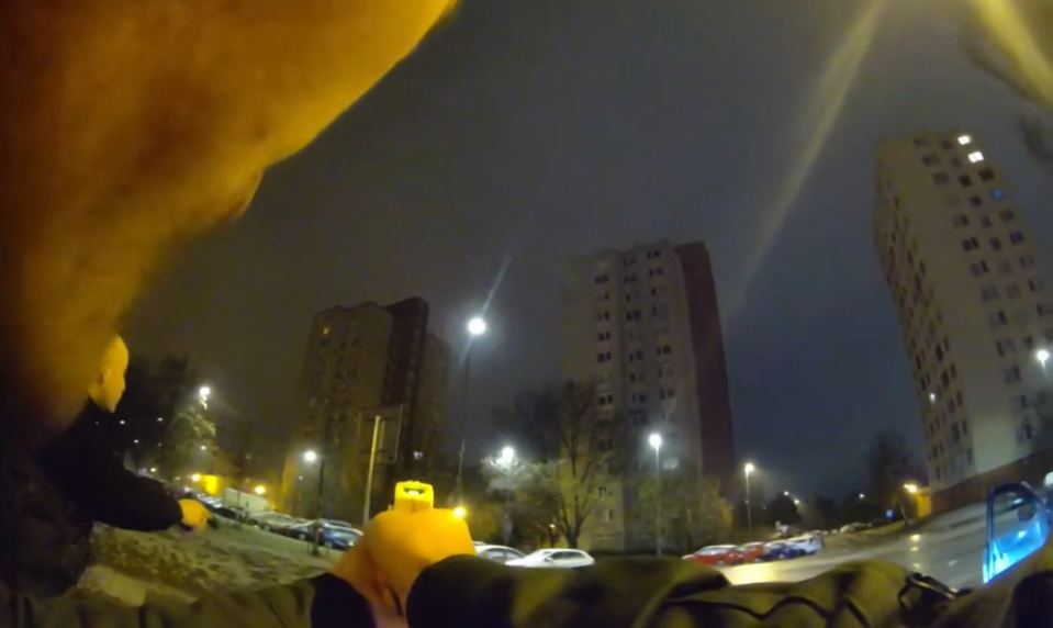 Po úteku vystúpil z auta a začal agresívne vykrikovať, hliadka musela zasiahnuť tejzerom