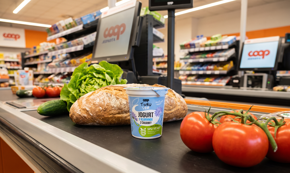 Produktová inovácia na pultoch COOP Jednoty. Čakankový jogurt obohacuje vláknina z koreňa čakanky