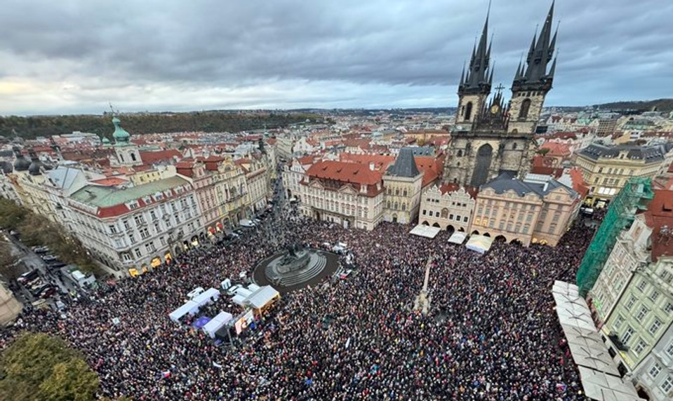 V Prahe proti zrušeniu koncesionárskych poplatkov opäť protestovali tisícky ľudí