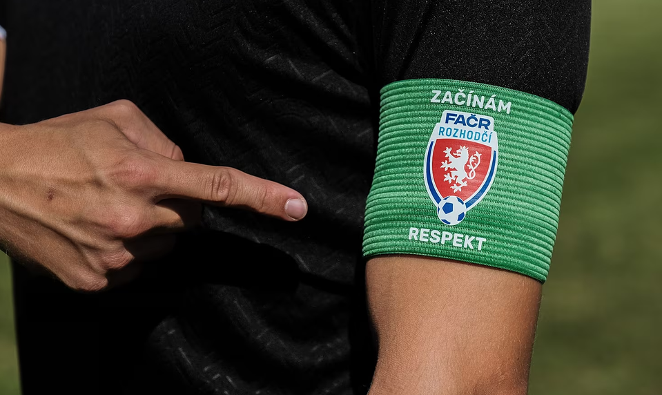 Tréner dorastencov škrtil rozhodcu. Zasahovať muselo 12 policajtov