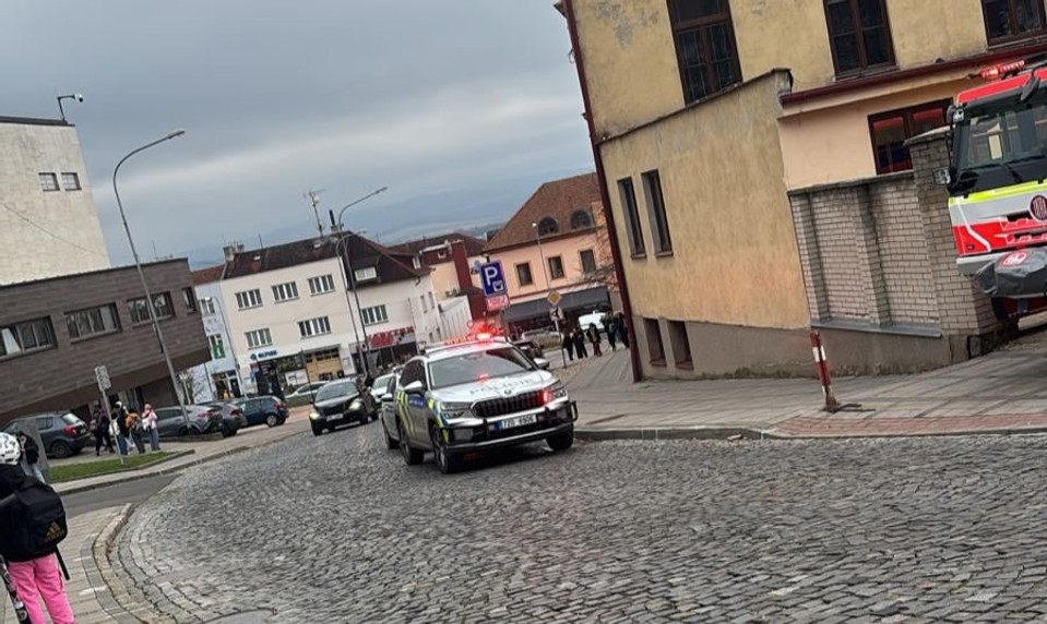 Polícia evakuuje 450 ľudí zo školy v Uhorskom Brode pre riziko výbuchu neznámej látky