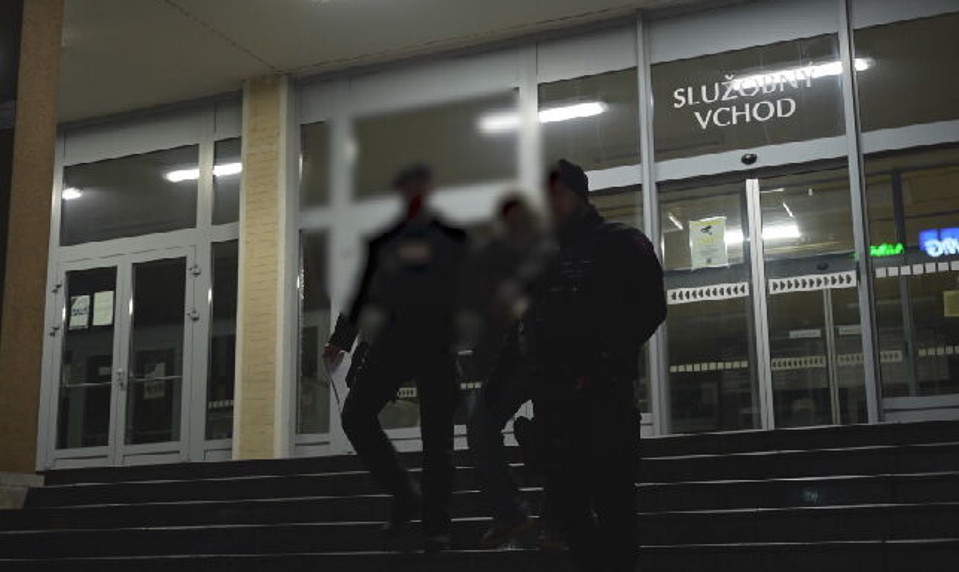 Telo Dušana ležalo v krvi, vedľa neho sekera. Podľa informácií TV JOJ sa mal k vražde priznať brat