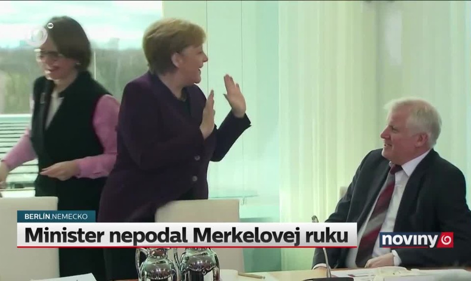 Minister nepodal Merkelovej ruku