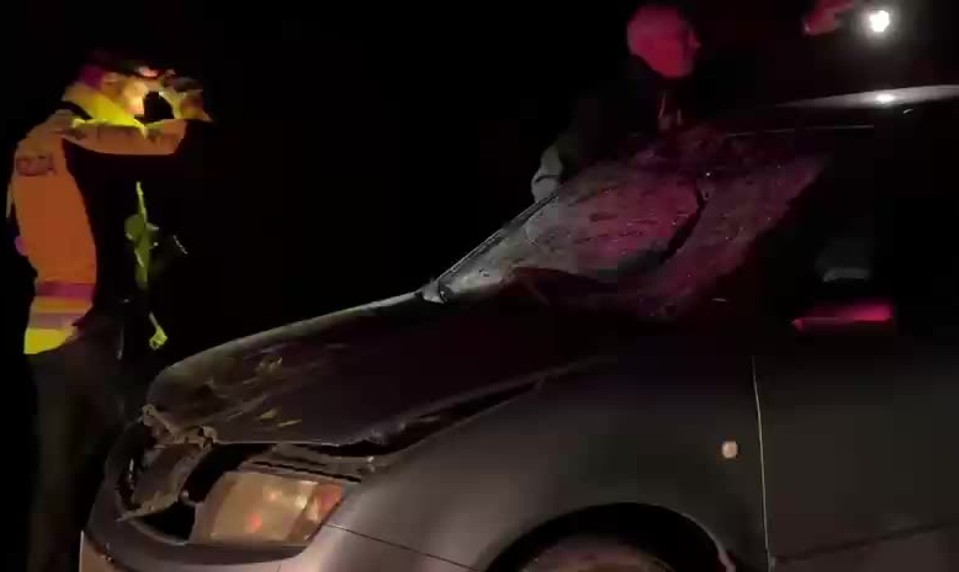 Tragická zrážka pri Krompachoch: Chodca odhodilo auto do protismeru pred dodávku