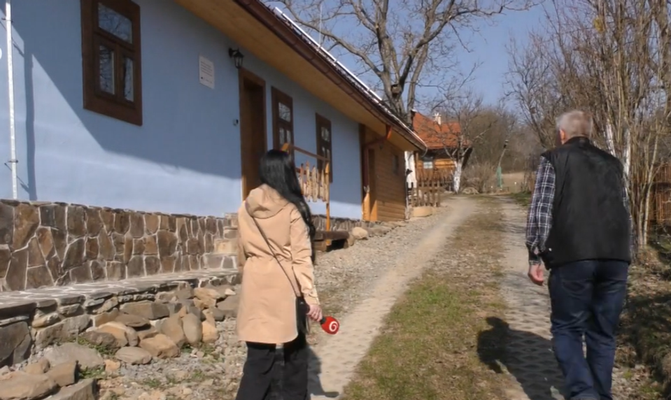 Modrá chyžka ožíva: Rusínska drevenica láka turistov na hrnčiarstvo a prírodu