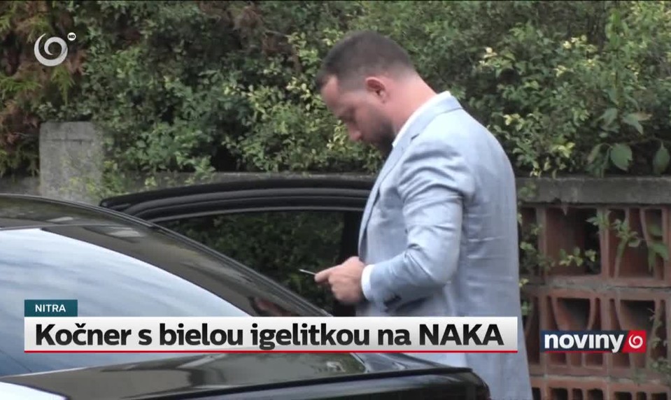 Kočner s bielou igelitkou na NAKA