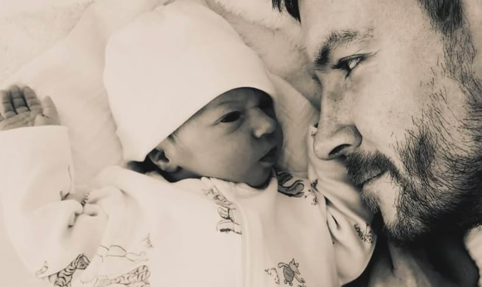 Číra dokonalosť! Sympatický herec sa pochválil prvorodeným bábätkom s čarovným menom!