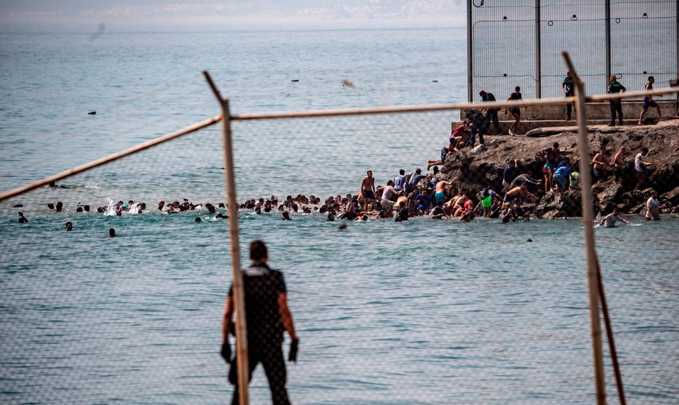 Migranti z Maroka opúšťajú Ceutu. Tvrdia, že čelia vyhrážkam a nedostatku pomoci