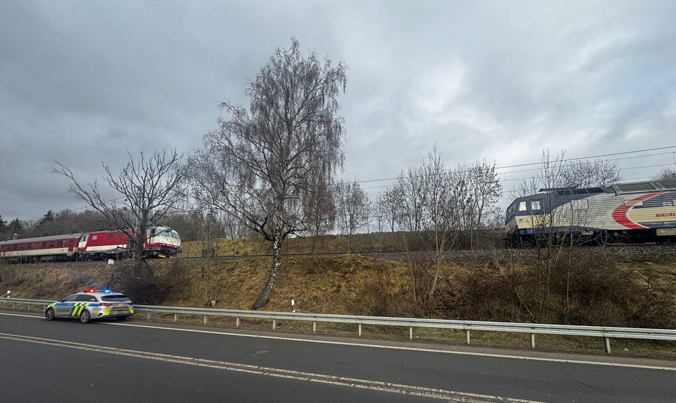 Vlaky sa tesne vyhli zrážke pri Liptovskom Hrádku. Zastali len pár metrov od seba