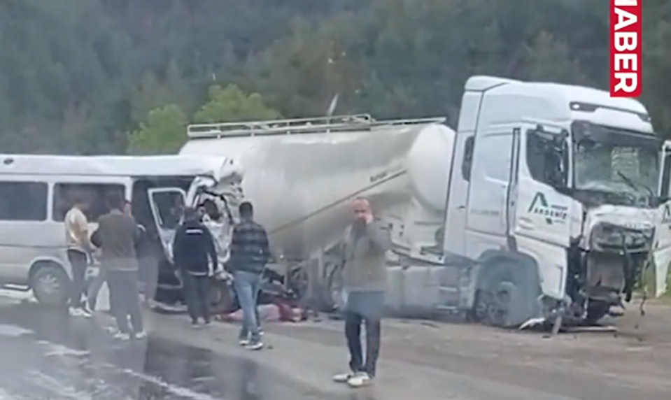 Tragédia v Turecku: Zrážka minibusu s domiešavačom si vyžiadala 6 obetí
