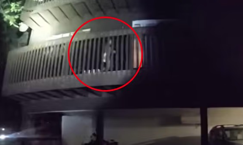 Plačúce dievčatko (4) prosilo o pomoc z balkóna. Otec ho nechal doma samé s drogami na stole