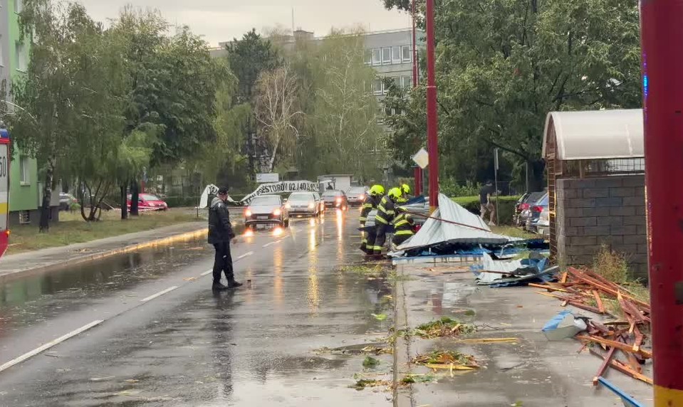 Časť Slovenska zasiahla silná búrka. SHMÚ vydal výstrahy pred povodňami