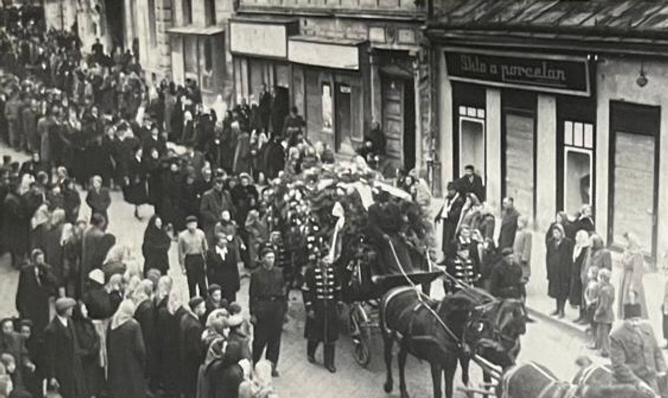 Roky žila v ústraní, na pohreb jej však prišli stovky ľudí. Takto vyzerala posledná rozlúčka s Boženou Slančíkovou - Timravou