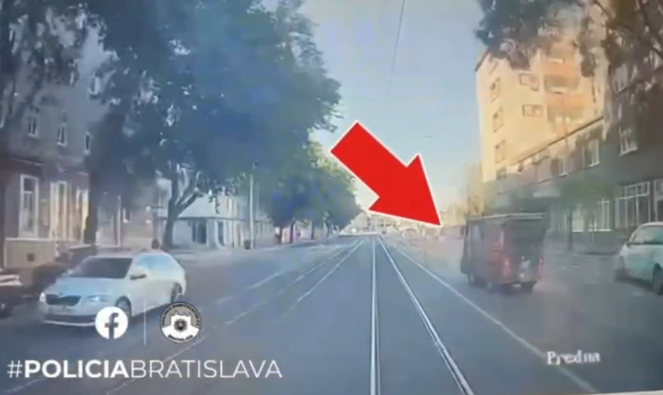 Hrozivé zábery z kamery: Električka v Bratislave zmietla zametacie auto
