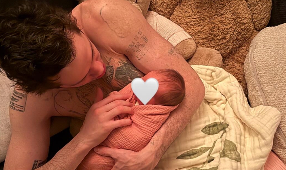 Novopečený hviezdny otecko spravil prekvapivé rozhodnutie! Dvestotisíc dal do odstránenia tetovania!