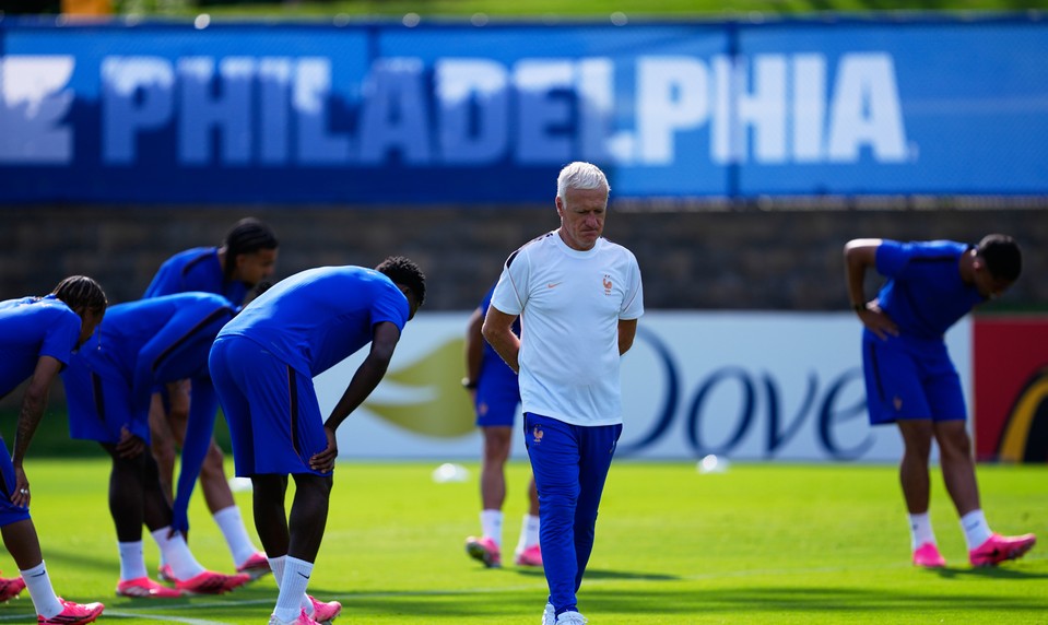 Tréner Deschamps sa kvôli úmrtiu matky vracia do Francúzska, v piatkovom zápase proti Nórsku tím nepovedie