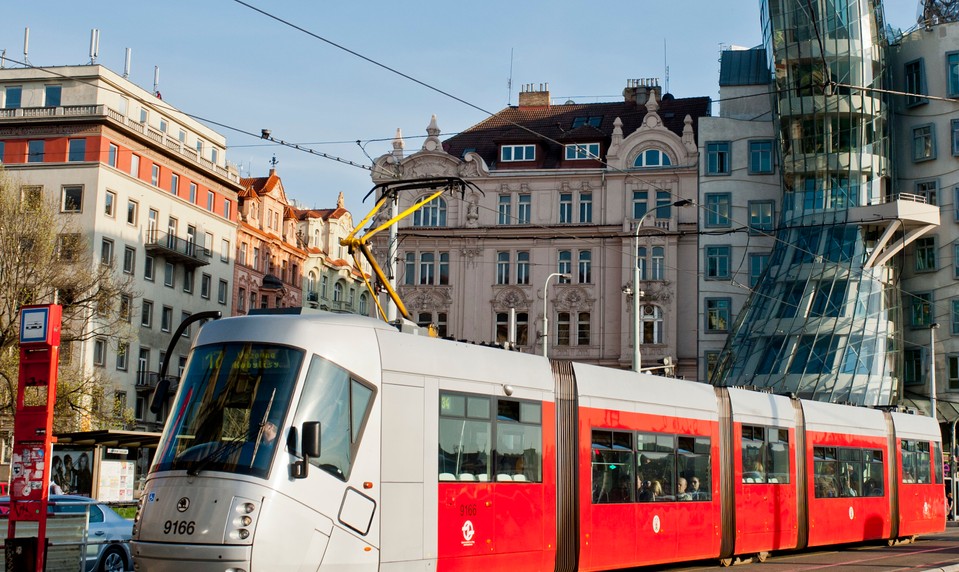 Električka zrazila 12-ročné dievča. Na ušiach malo slúchadlá