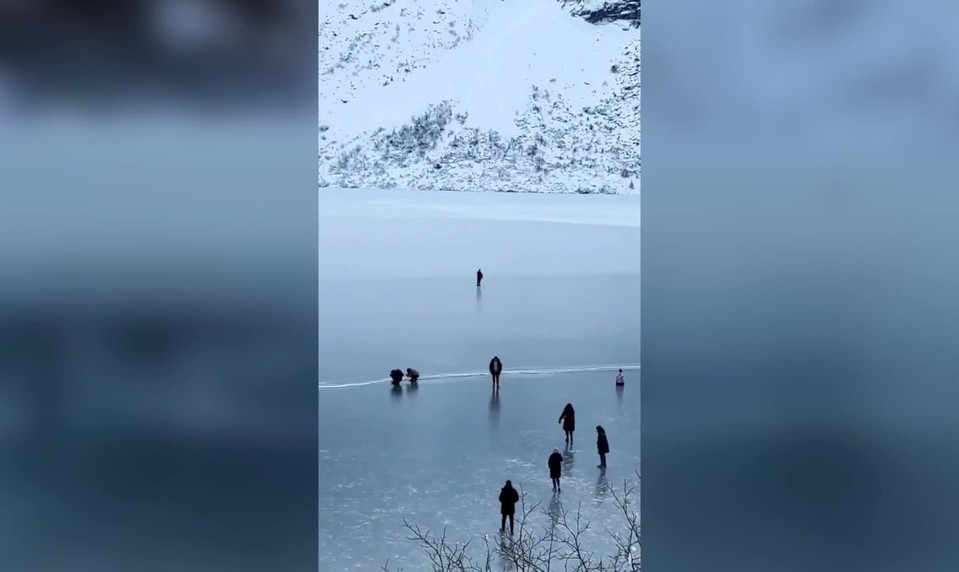 Turisti ignorovali varovania a vstúpili na zradný ľad. Video z Tatier pobúrilo ľudí na internete
