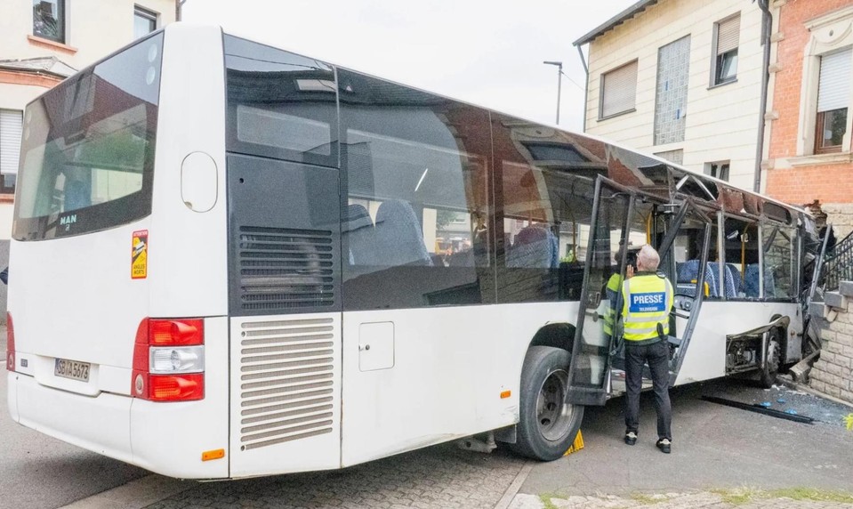 Školský autobus narazil do domu. Sedelo v ňom 30 detí