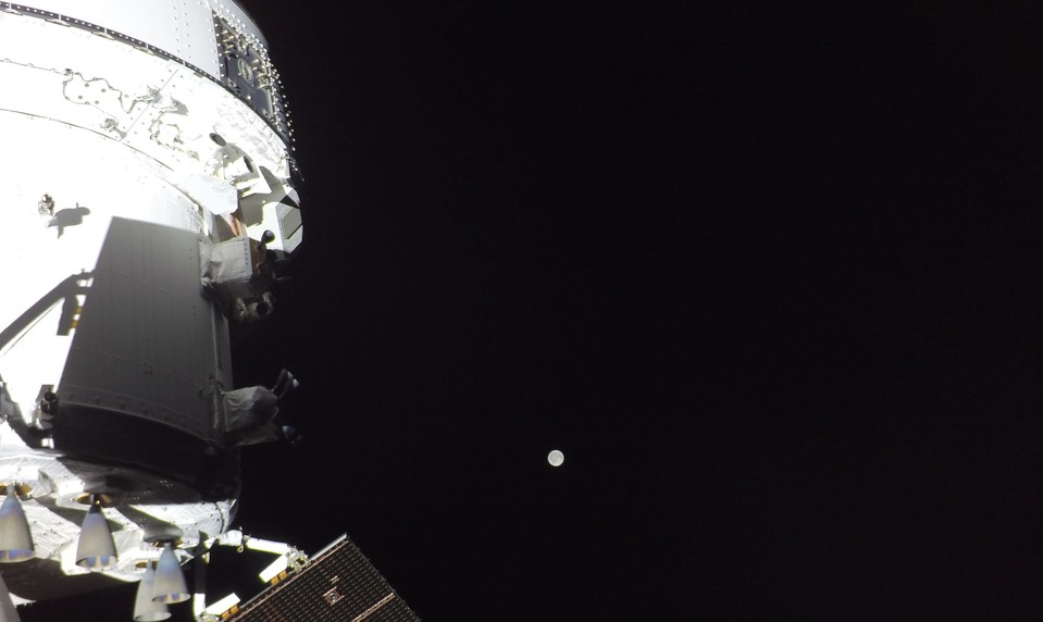 Prvá fotka MESIACA. Posádka Artemis 2 je v polovici cesty