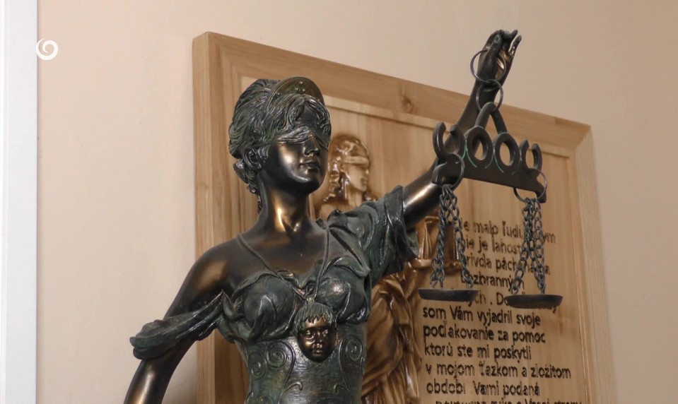 Roky sedeli vo väzení za čin, ktorý nespáchali. Teraz žiadajú štát o spravodlivosť