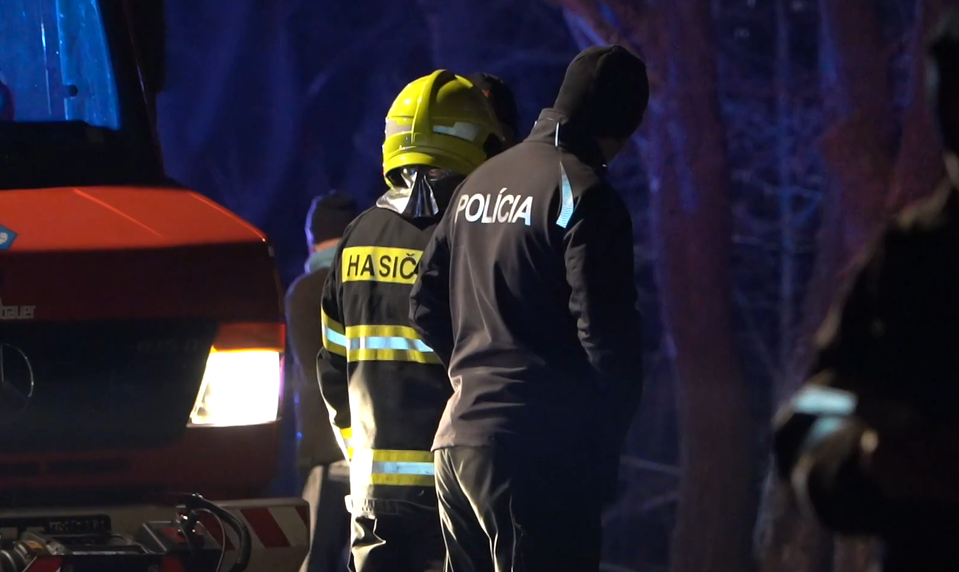 Nočný požiar v Bratislave poškodil kontajnery aj šesť vozidiel