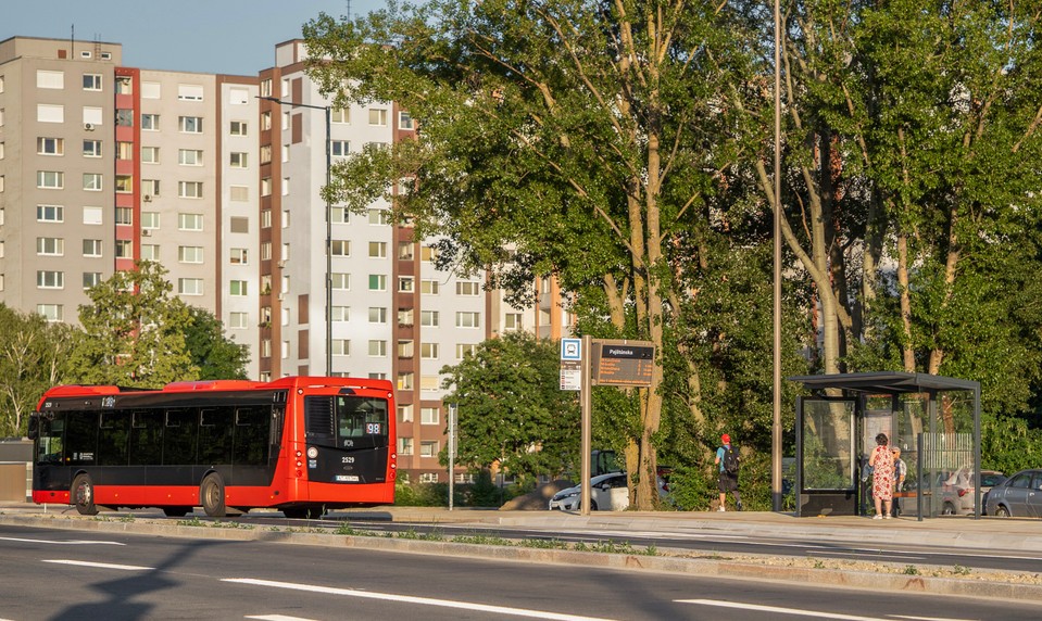 Študentov v Bratislave napadol muž s nožom. K útoku došlo počas čakania na autobus