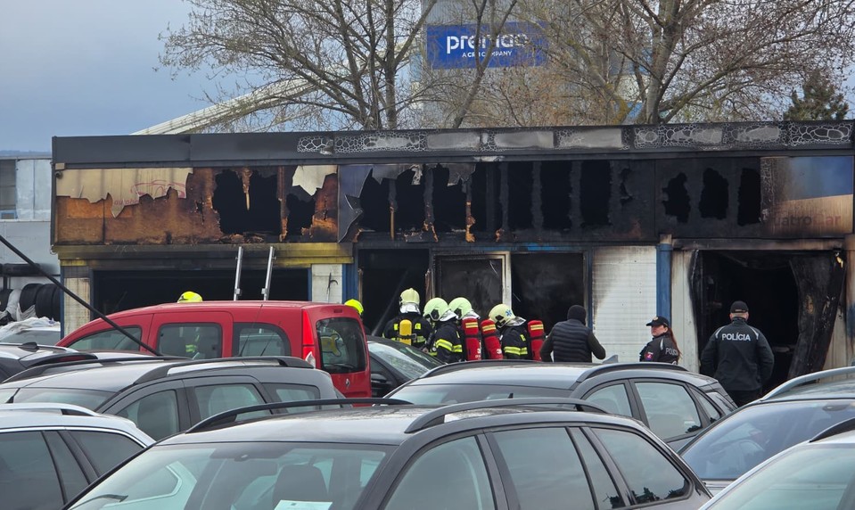 Rozsiahly požiar v Bratislave: Autobazár zachvátili plamene