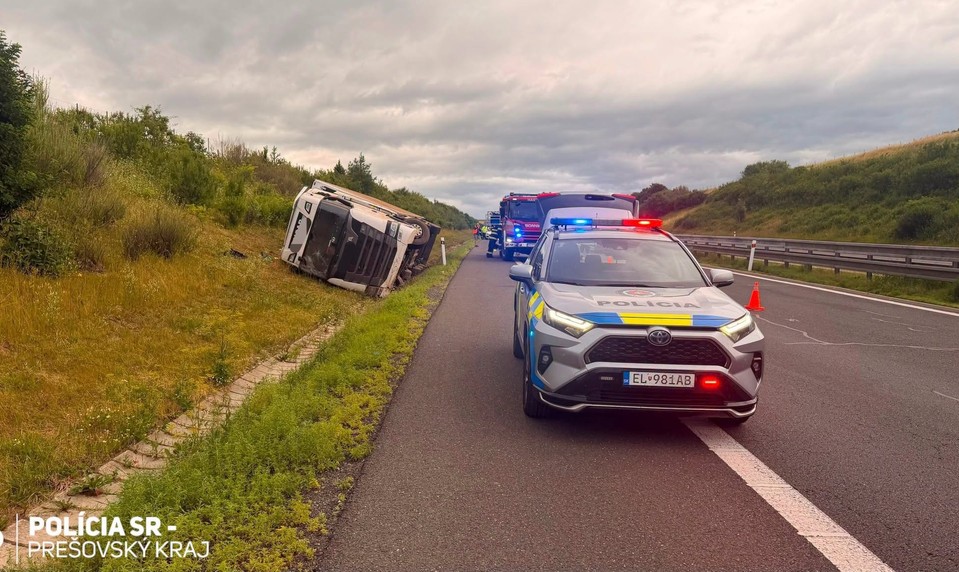 Kamión zišiel z diaľnice a skončil mimo cesty: Vodiča sa nepodarilo zachrániť
