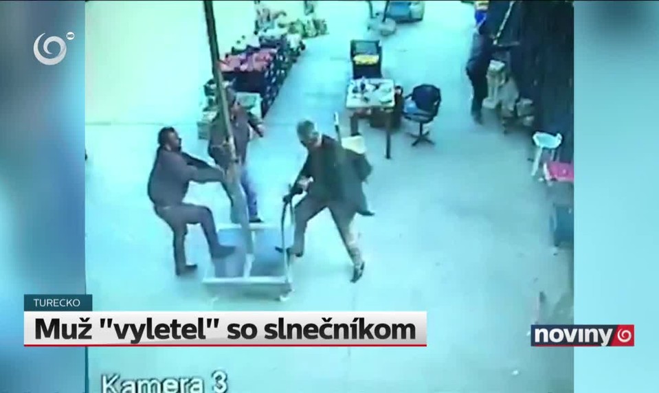 Muž "vyletel" so slnečníkom
