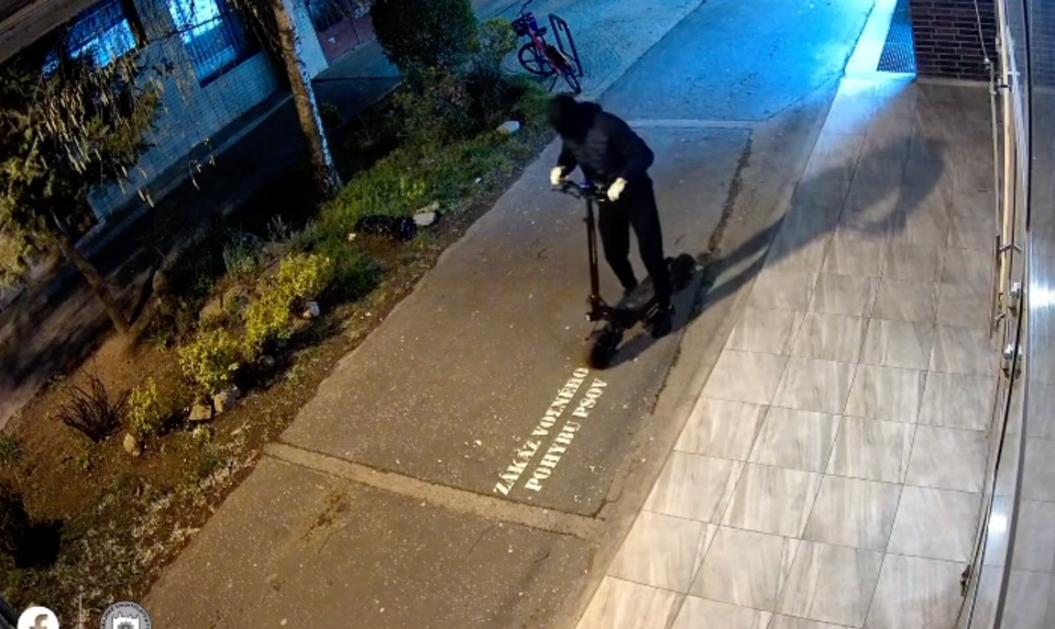 Neznámy páchateľ prepadol záložňu so zbraňou, polícia po ňom pátra