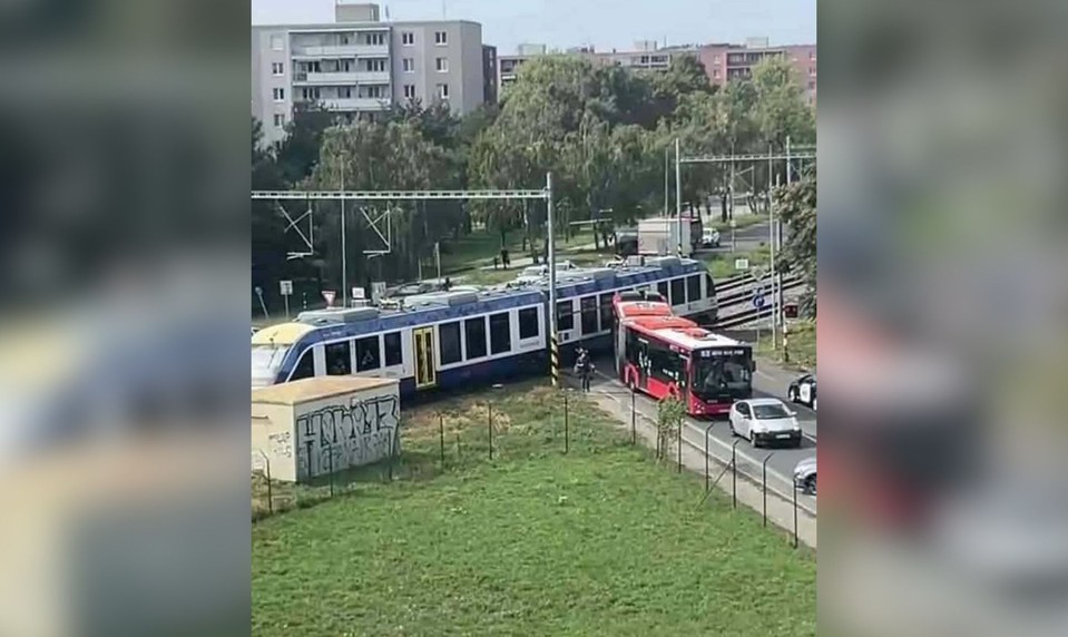Vážna nehoda v Bratislave: Leo Express sa na Ivanskej ceste zrazil s autobusom