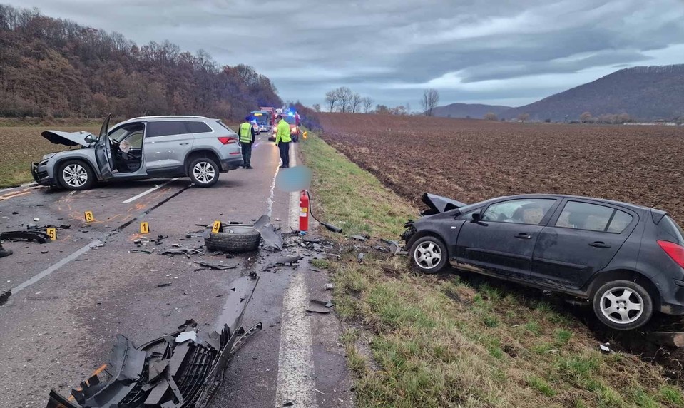 Po zrážke dvoch áut zomrel 55-ročný muž, traja ďalší sa zranili
