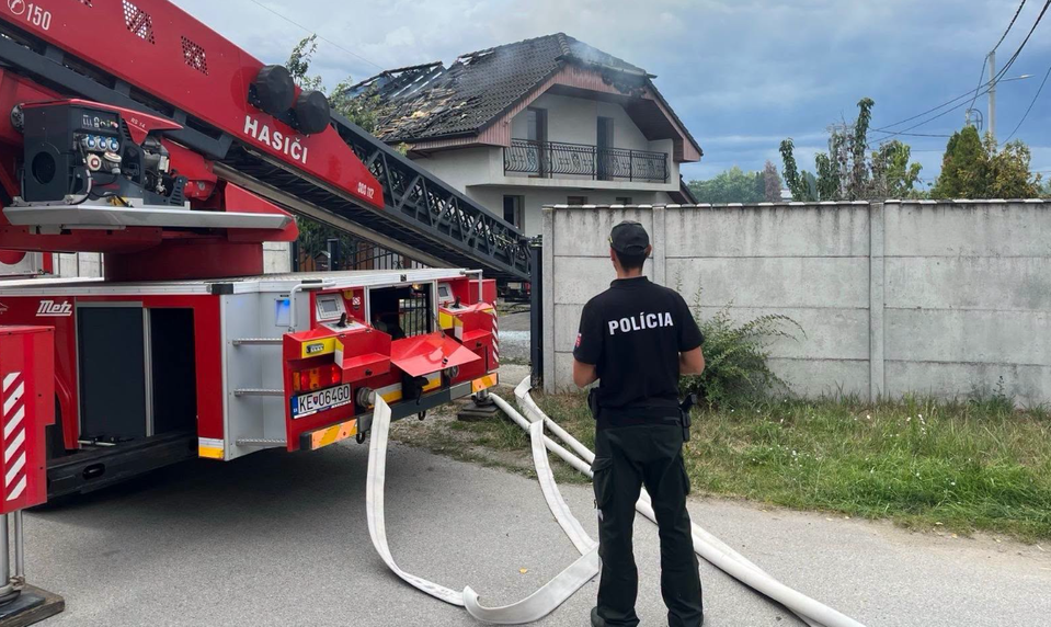 V Čani vybuchol rodinný dom: Požiar si vyžiadal zraneného