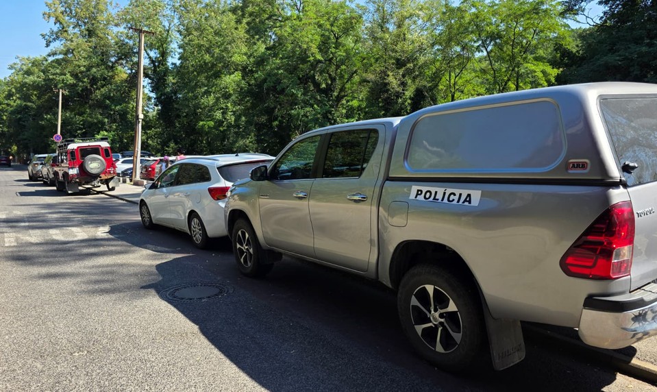 Policajti zasahujú na Železnej studničke. Akcia podľa TV JOJ súvisí s útokom na taxikára