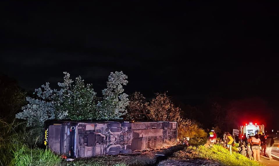 Pri nehode autobusu v horskej oblasti zahynulo najmenej osem ľudí