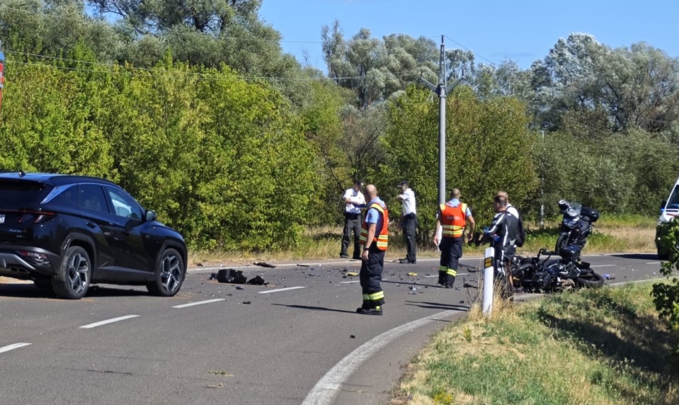 Tragická nehoda pri maďarských hraniciach: Motocyklista zomrel, spolujazdkyňa je vážne zranená