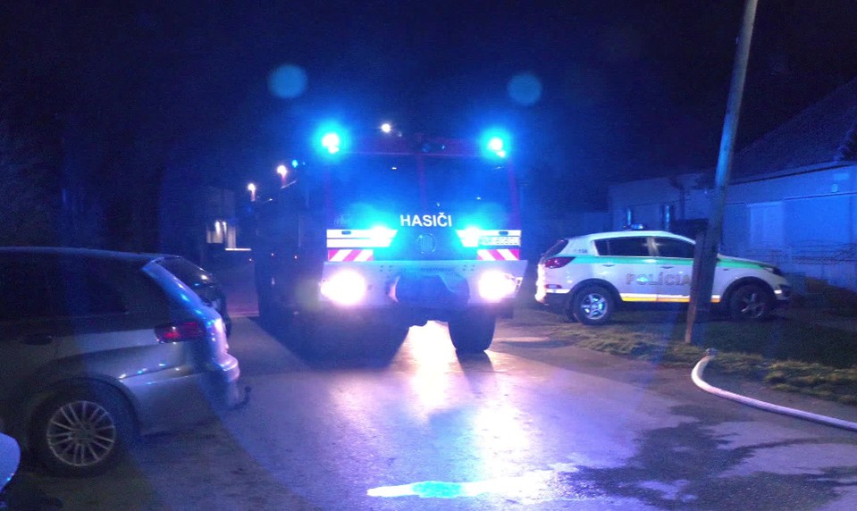 Tragický požiar v Močenku. Po jeho uhasení našli v karavane telo muža